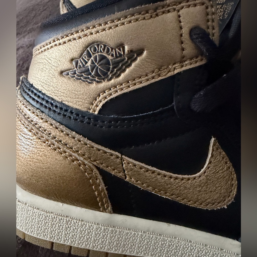 Nike Jordan 1 Retro High OG PS Boys Size 2Y Black/Gold - Picture 2 of 12